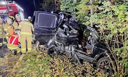 Das Auto wurde bei dem Unfall komplett zerstört.