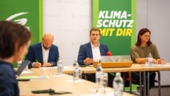 Klubobmann Severin Mayr (li.), Landessprecher Stefan Kaineder und Landesgeschäftsführerin Ursula ...