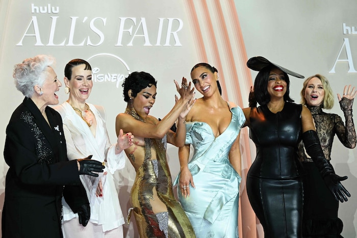 Kim Kardashian ließ sich von ihren „All‘s Fair“-Kolleginnen feiern.