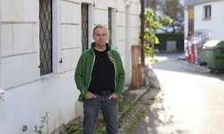 Rainer Lenzenweger vor seinem zukünftigen Laden. 