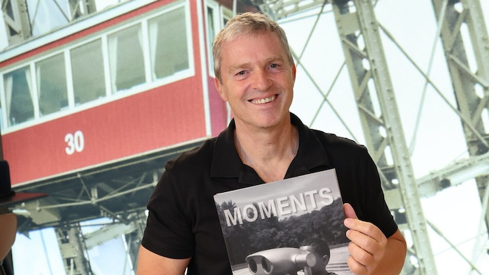Manfred Baumann mit seinem neuen Bildband „MOMENTS“.