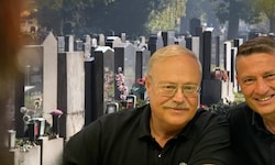 Der Zillertaler Bestatter Martin Dornauer (links) nahm die Interview-Einladung von Moderator ...