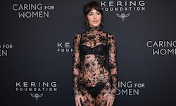 Dakota Johnson, hier beim Caring For Women Dinner im September, trägt gerne freizügige Kleider.