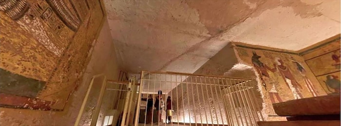 Auch die schichtweisen Abblätterungen an der Decke fallen deutlich ins Auge.