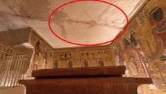 Forscher machen sich aufgrund der intensiven Rissbildungen im Gestein an den Decken der ...