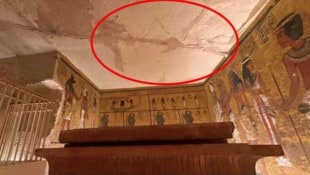 Forscher machen sich aufgrund der intensiven Rissbildungen im Gestein an den Decken der ...