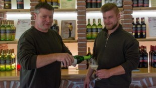 Hannes Pillinger mit seinem Sohn Christopher Horvath. Die beiden sind stolz auf ihren neuesten ...