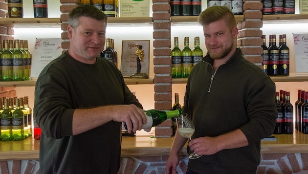 Hannes Pillinger mit seinem Sohn Christopher Horvath. Die beiden sind stolz auf ihren neuesten ...