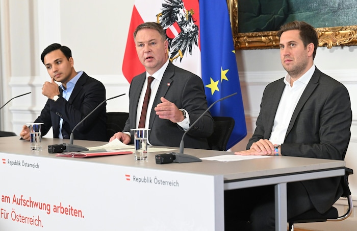 Von links: NEOS-Klubobmann Yannik Shetty, Vizekanzler Andreas Babler (SPÖ) und Staatssekretär ...