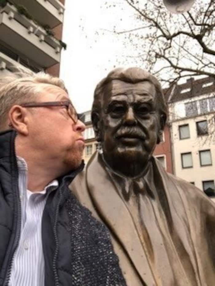 Am Willy-Millowitsch-Denkmal in Köln