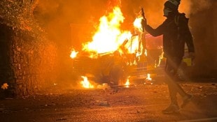 Vor einem Asylheim in Dublin spielten sich hässliche Szenen ab.