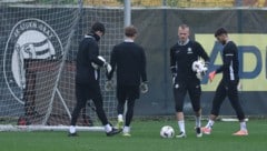 Einsergoalie Oliver Christensen beim Abschlusstraining vor dem Celtic-Hit.
