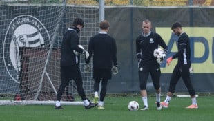 Einsergoalie Oliver Christensen beim Abschlusstraining vor dem Celtic-Hit.