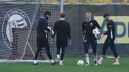 Einsergoalie Oliver Christensen beim Abschlusstraining vor dem Celtic-Hit.