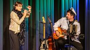 Eva Maria Marold und Musiker Andi Pilhar gemeinsam auf der Bühne.