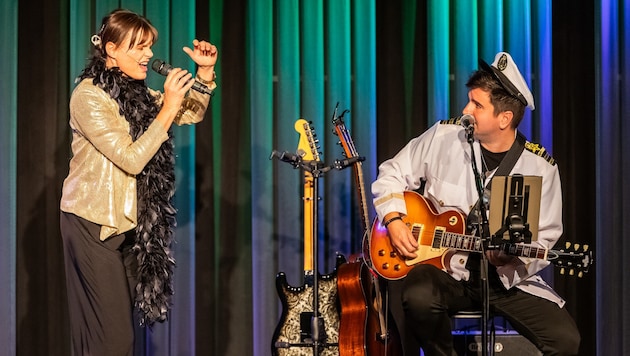 Eva Maria Marold und Musiker Andi Pilhar gemeinsam auf der Bühne.