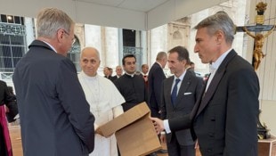 Oberösterreichs Landeshauptmann Thomas Stelzer überreichte Papst Leo XIV. Hinterglasmalerei aus ...