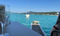 Der malerische Wörthersee in der Veldener Bucht