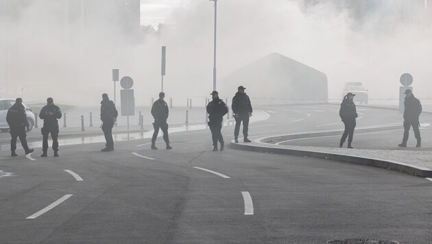 Neben der Rauchsäule kam es auch zu Schüssen – die Frage, wer sie abgegeben hat, ist aber noch ...