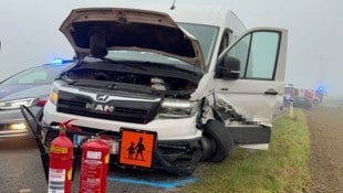 Das Ausmaß des Verkehrsunfalles mit dem Schulbus war vorerst unklar: Großalarm!