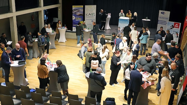 Bei der Tourismus-Jobbörse in Bludenz trafen Betriebe mit offenen Stellen auf Jobsuchende. ...