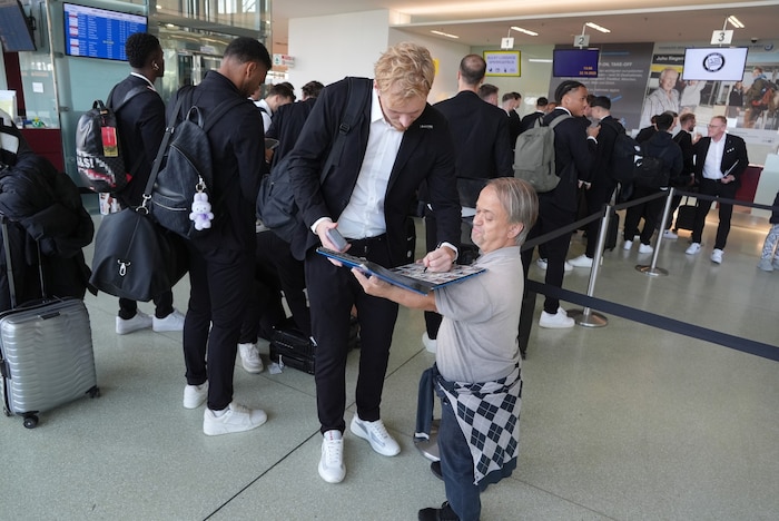 Niklas Geyrhofer schrieb am Grazer Flughafen noch Autogramme.