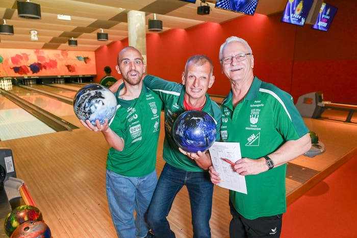 Peter Schwagerle (re.) leitet mit viel Herz das DSG- Bowlingteam Grafenstein. Die Sportler ...