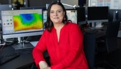 Wera Gruber im ORF-Newsroom an ihrem Arbeitsplatz vor dem Bildschirm, der ihr dazu verhilft, uns ...