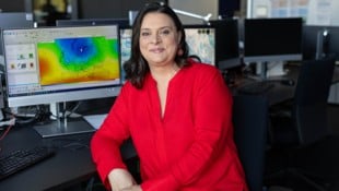 Wera Gruber im ORF-Newsroom an ihrem Arbeitsplatz vor dem Bildschirm, der ihr dazu verhilft, uns ...