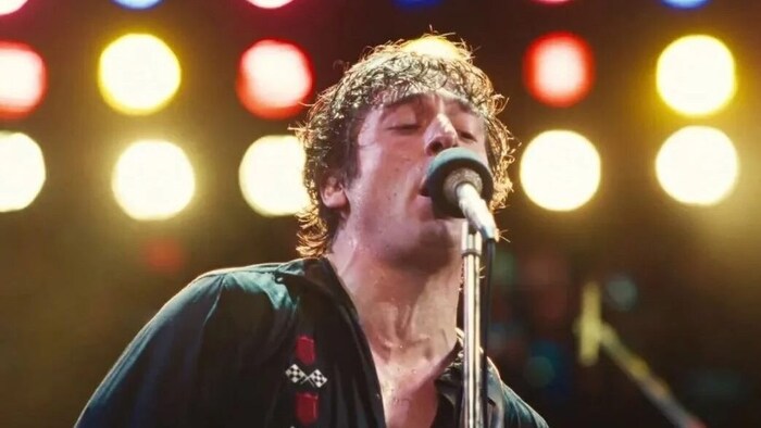 Jeremy A. White schlüpft in die Rolle des depressiven Rockstars Bruce Springsteen.