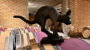 Traditionelles Symbol auf dem Fass, in dem der beste Wein eines Winzers heranreift: Die schwarze ...