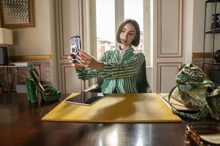 Wie in Staffel 1 macht Emily ein Selfie vor ihrem Fenster – dieses Mal aber in Italien.