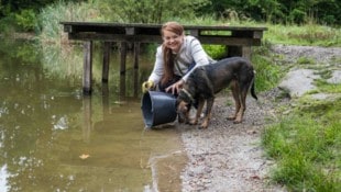„Froschklauberin“ Monika Meder im Einsatz – meistens mit dabei: ihre treue Hündin „Charly“