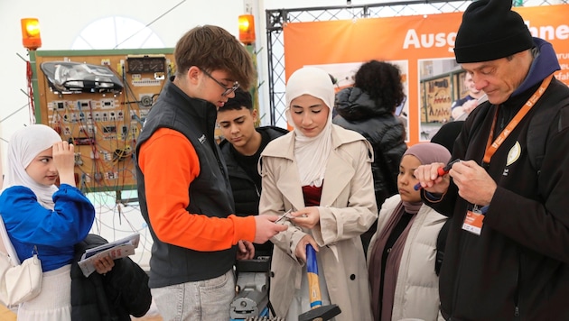 Viele Jugendliche zieht es an die Stationen, wo man etwas ausprobieren kann