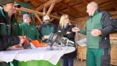 AMS NÖ-Chefin Sandra Kern im Gespräch mit den Mitarbeitern des Gänserndofer „re.cycle“, wo alten ...