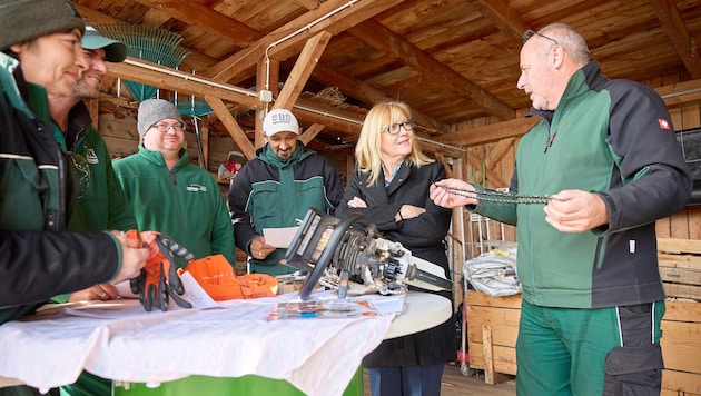 AMS NÖ-Chefin Sandra Kern im Gespräch mit den Mitarbeitern des Gänserndofer „re.cycle“, wo alten ...