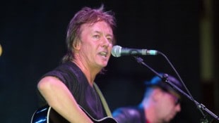 Wie man kennt, schätzt und liebt: Smokie-Legende Chris Norman bei vollem Einsatz auf einer ...