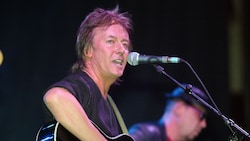 Wie man kennt, schätzt und liebt: Smokie-Legende Chris Norman bei vollem Einsatz auf einer ...