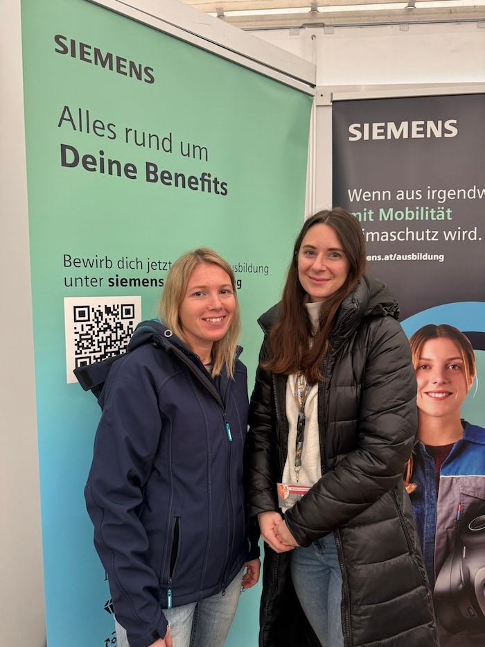 Sabine Piry und Rebecca Sakka von Siemens beraten junge Interessierte.