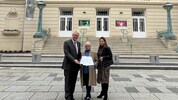 Unterschriften übergeben: Kainz, Irene Geiger, Jeitler-Cincelli