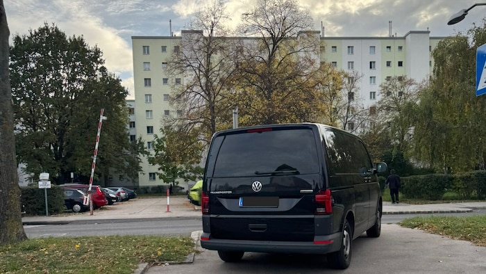 Zahlreiche Einsatzkräfte waren vor Ort, um den Verdächtigen festzunehmen.