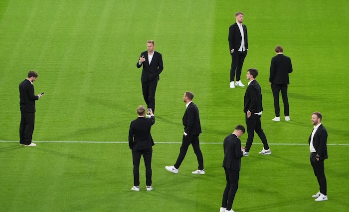 Die Sturm-Spieler konnten nach der Ankunft in Glasgow schon einmal den Rasen inspizieren.