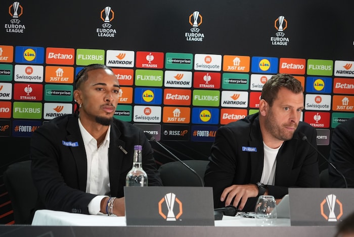 Verteidiger Emanuel Aiwu und Trainer Jürgen Säumel bei der Pressekonferenz in Schottland.