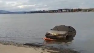 Das versunkene Auto der Freunde bei der Bergung