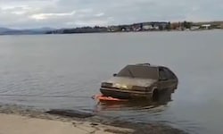 Das versunkene Auto der Freunde bei der Bergung