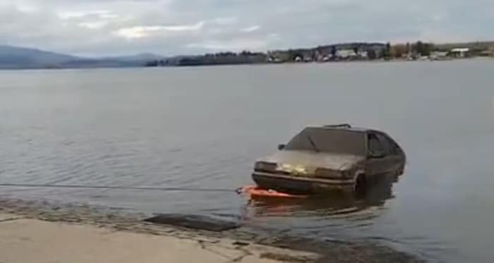 Das Wrack des Citroëns stand „verkehrt“ im See. Möglich, dass sich der Wagen vorm Untergehen am ...