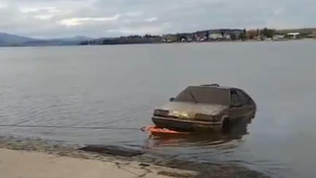 Das versunkene Auto der Freunde bei der Bergung