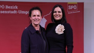 Die wiedergewählte SPÖ-Stadtpartei-Chefin Charlotte Toth-Kanyak mit SPÖ-Bezirksobfrau Astrid ...