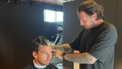 Kevin Tidl schneidet Norrie &amp; Co. im hauseigenen Friseursalon die Haar