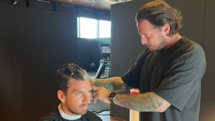 Kevin Tidl schneidet Norrie &amp; Co. im hauseigenen Friseursalon die Haar